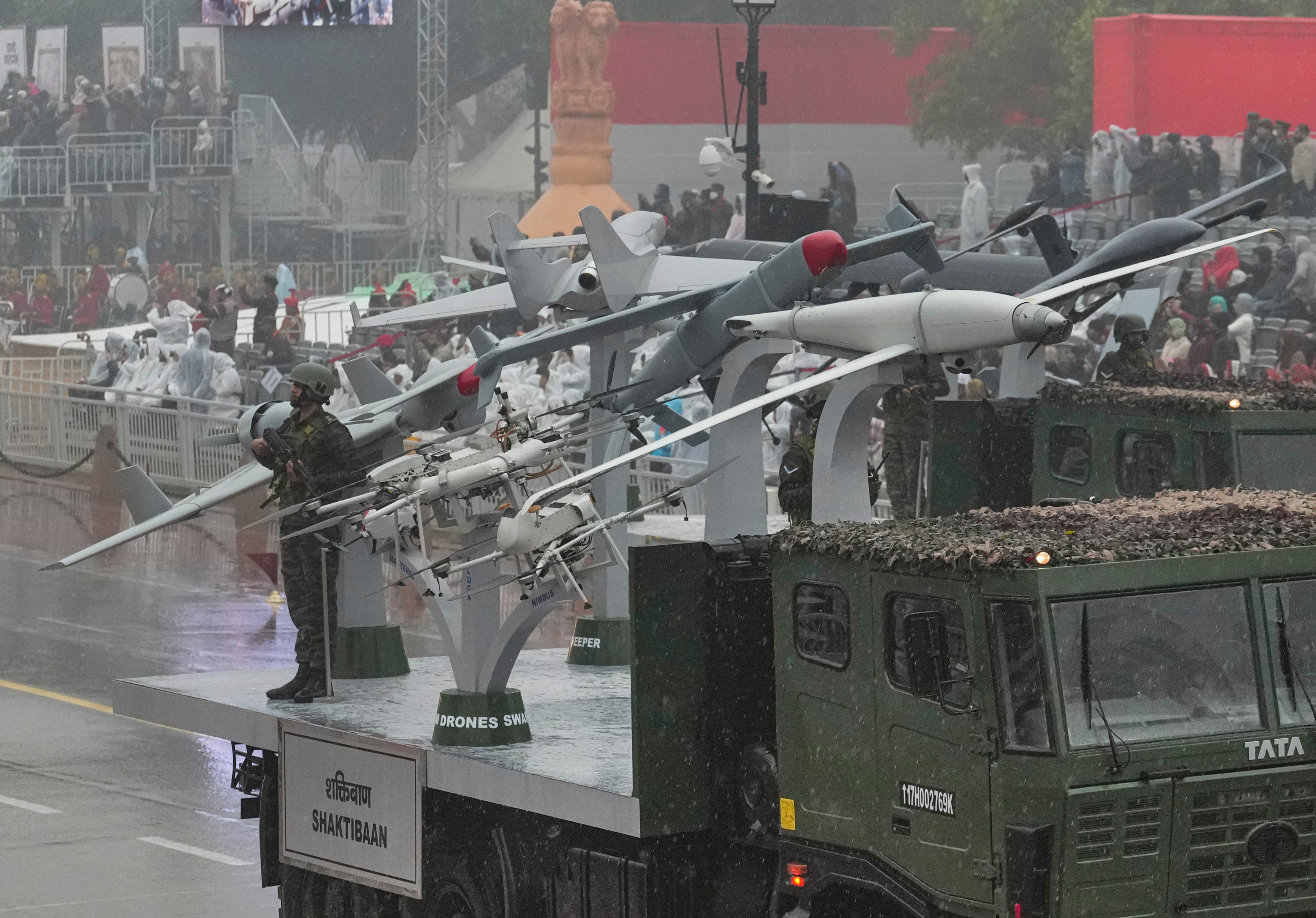 कर्तव्य पथ पर फुल ड्रेस रिहर्सल में सेना ने ड्रोन का प्रदर्शन किया।