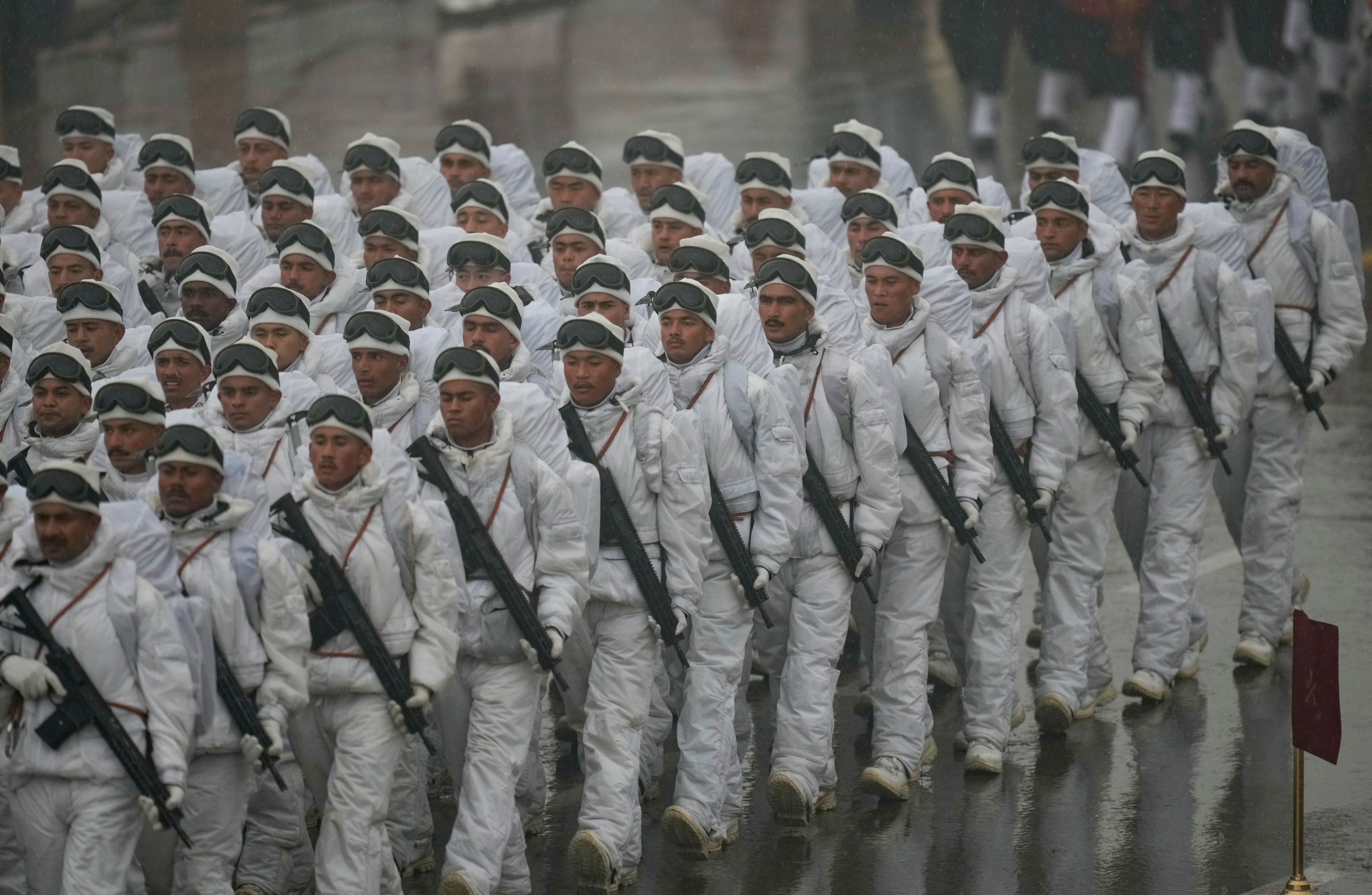 फुल-ड्रेस रिहर्सल के दौरान मिक्स्ड स्काउट्स बटालियन के जवानों ने मार्च किया।