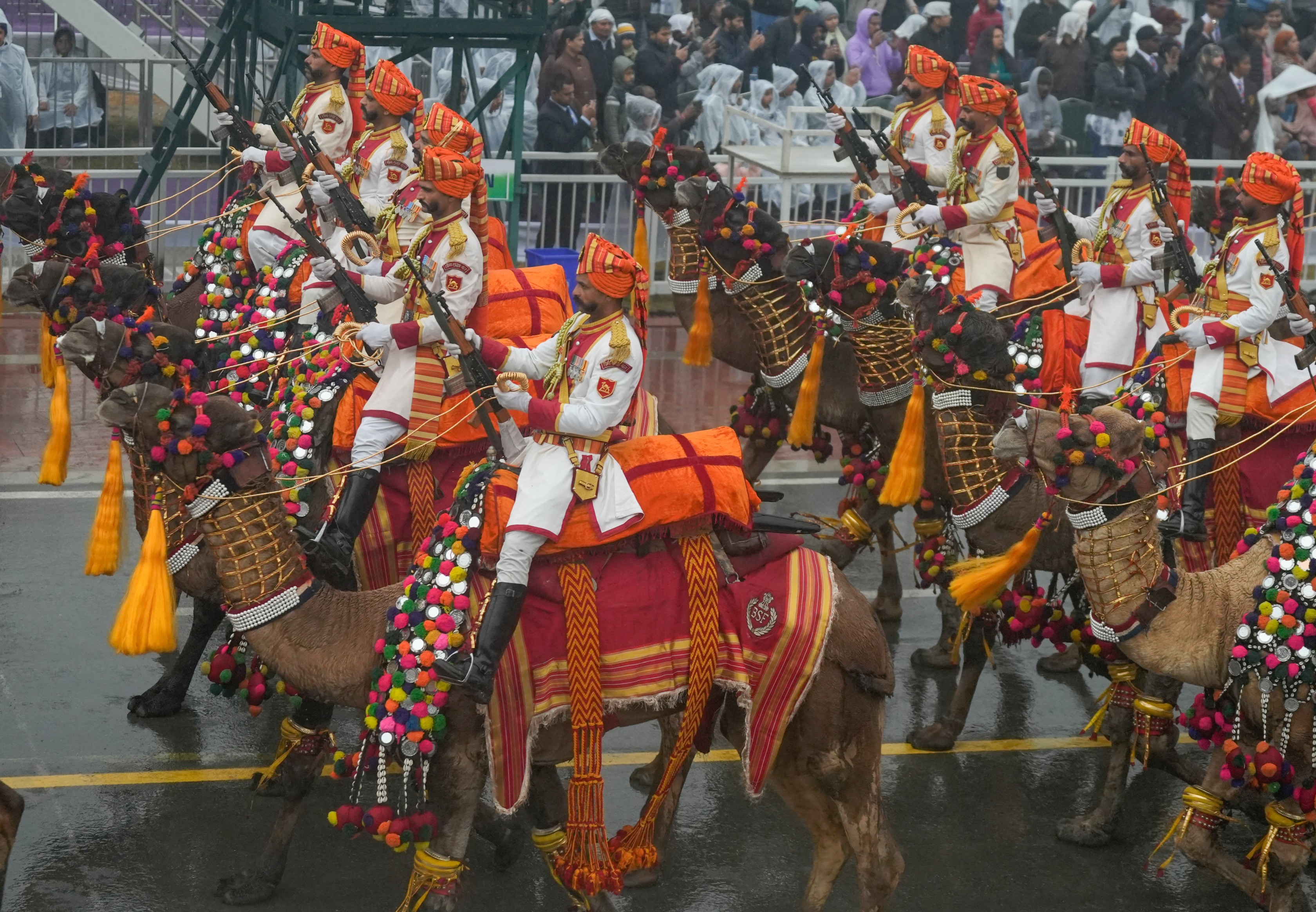फुल-ड्रेस रिहर्सल के दौरान बॉर्डर सिक्योरिटी फोर्स (BSF) का ऊंट दस्ता मार्च करता हुआ।