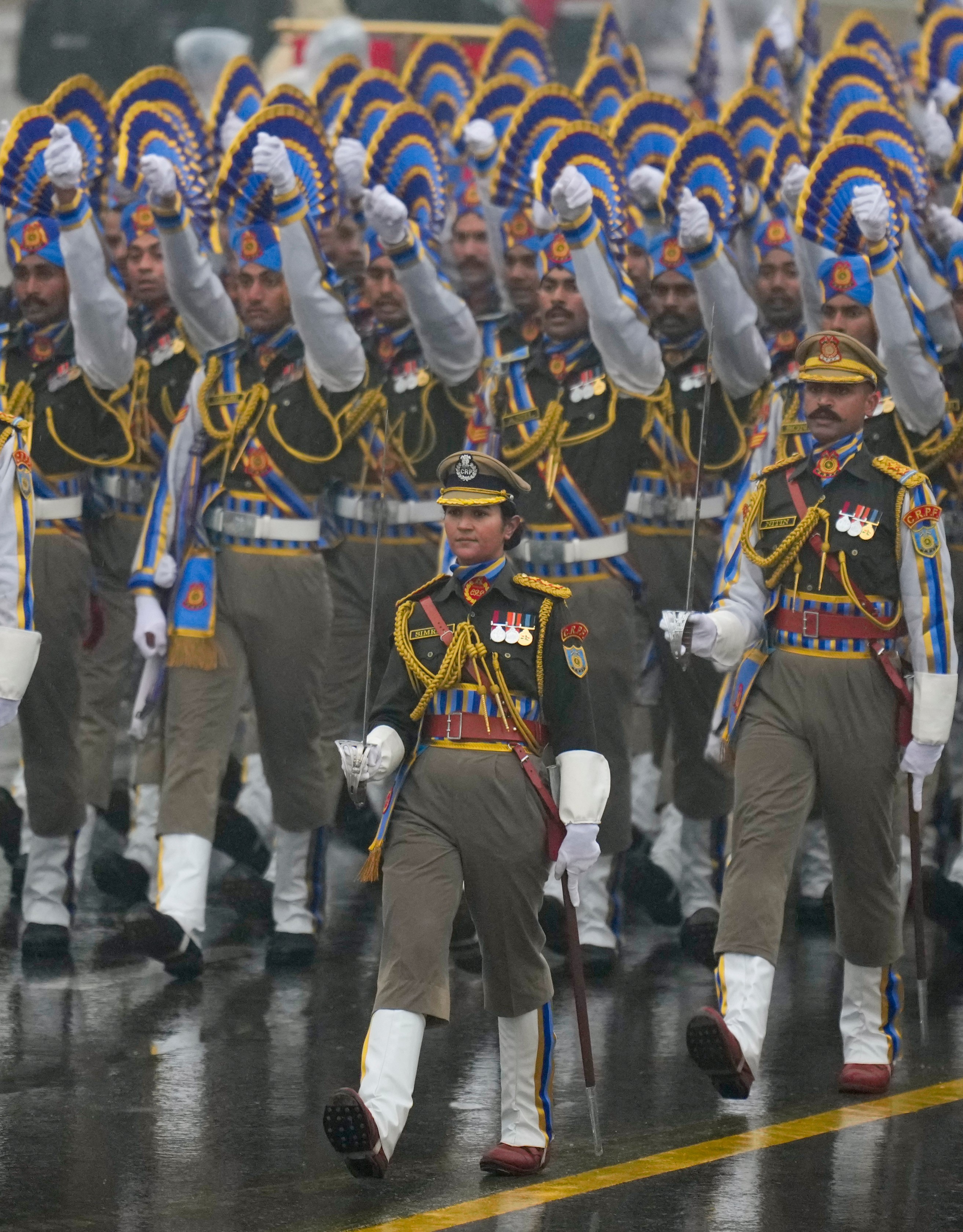 फुल ड्रेस रिहर्सल में सेंट्रल रिजर्व पुलिस फोर्स (CRPF) की टुकड़ी ने मार्च किया।