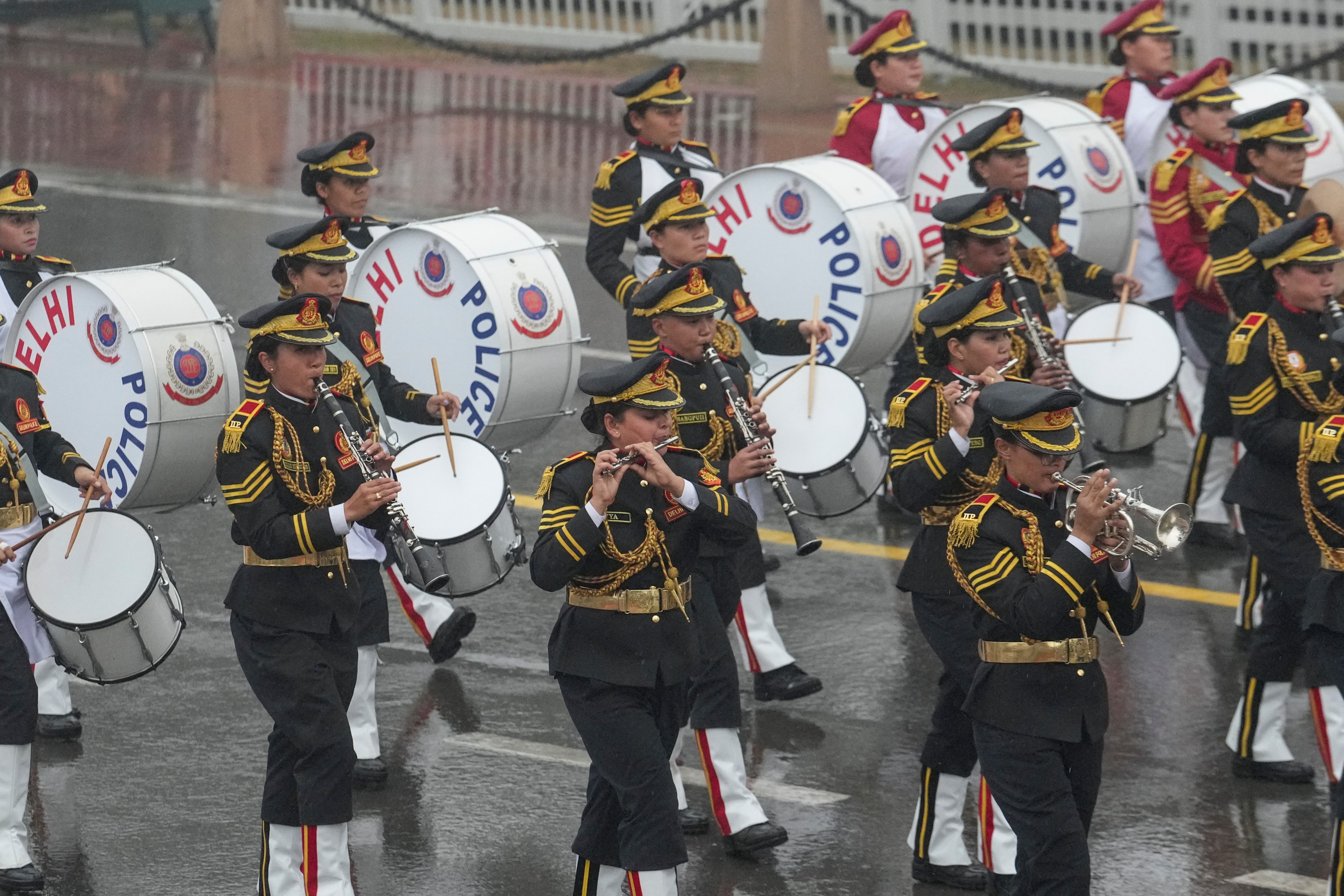 गणतंत्र दिवस परेड की फुल-ड्रेस रिहर्सल के दौरान दिल्ली पुलिस बैंड मार्च करता हुआ।