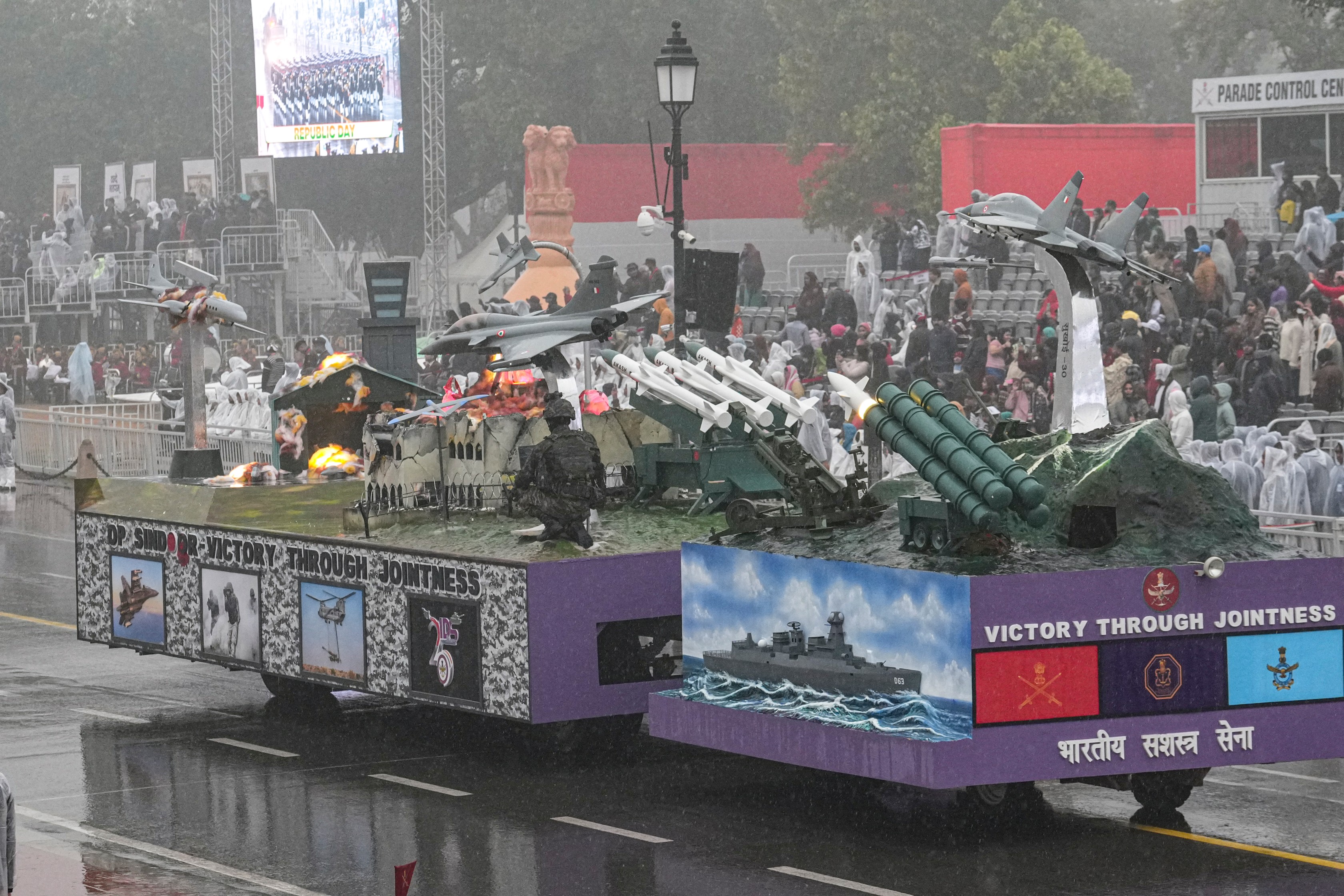 फुल ड्रेस रिहर्सल में ऑपरेशन सिंदूर की झांकी निकाली गई।