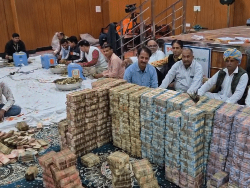 भंडार की काउंटिंग के बाद नोटों की बंडलों का ढेर लग गया।