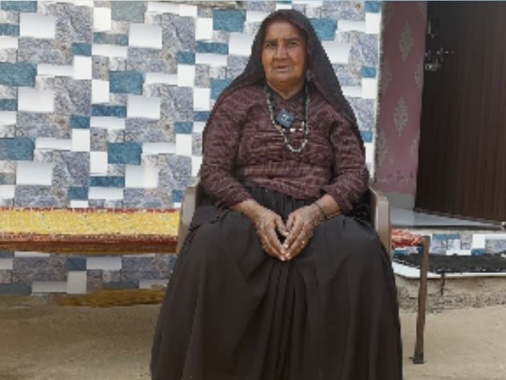 यह तस्वीर शनिबेन की है जिन्होंने अपने बेटे का नाम भूकंप रखा था। फाइल फोटो।