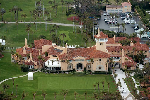 डोनाल्ड ट्रम्प का महंगा और प्रसिद्ध आवास फ्लोरिडा के पाम बीच में स्थित मार-ए-लागो क्लब और एस्टेट है। यह संपत्ति एक ऐतिहासिक धरोहर है और 2019 से उनका मुख्य निवास स्थान है।