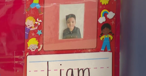 स्कूल के बोर्ड पर लगी लियाम की तस्वीर।