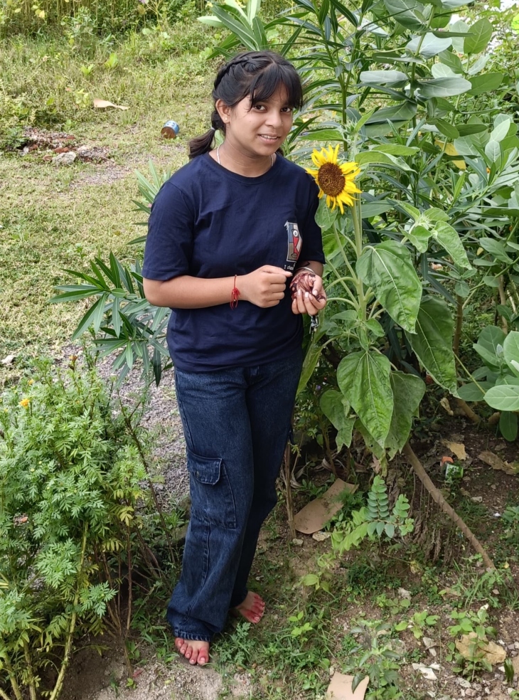 भाई को बचाने तालाब में कूदी छात्रा।