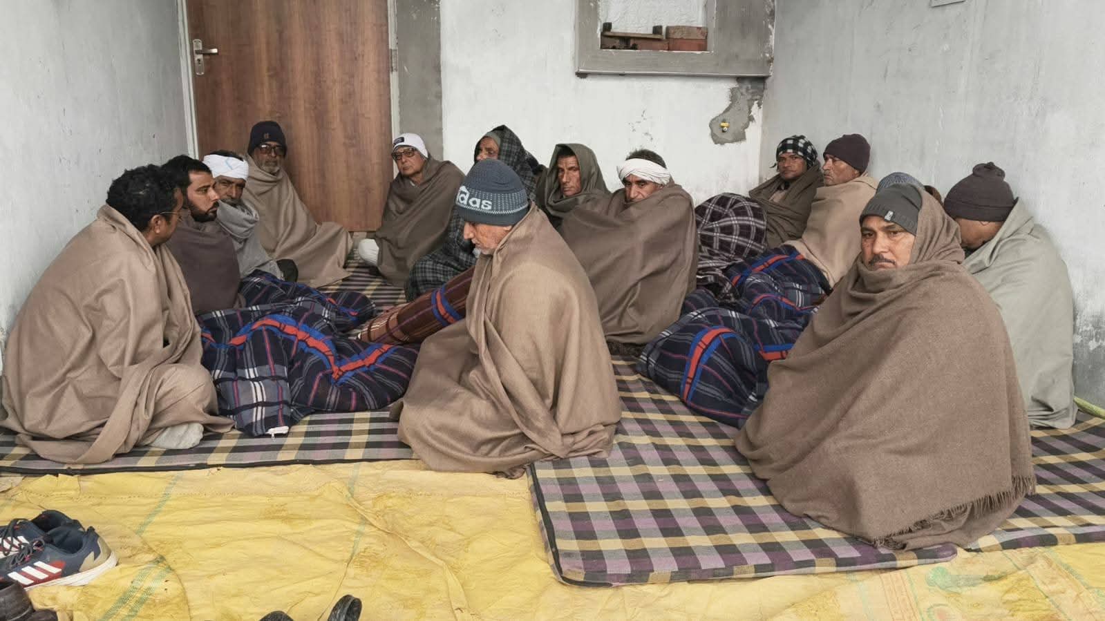 सुधीर नरवाल के घर विलाप करने पहुंचे ग्रामीण।