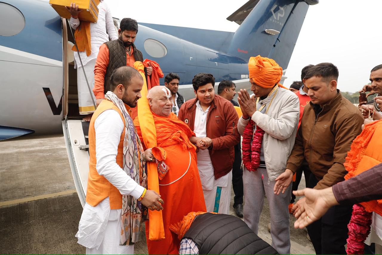 23 जनवरी को जगद्गुरु रामभद्राचार्य का विशेष विमान नारनौल स्थित बाछोद एयरस्ट्रिप पर लैंड हुआ।