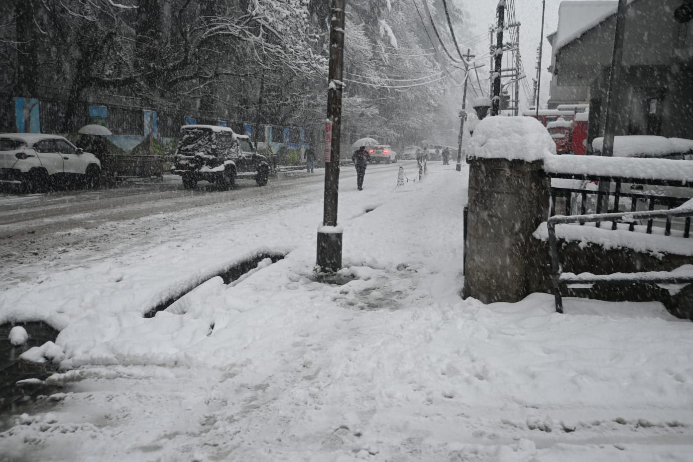 हिमाचल में पिछले 24 घंटे से बर्फबारी जारी।