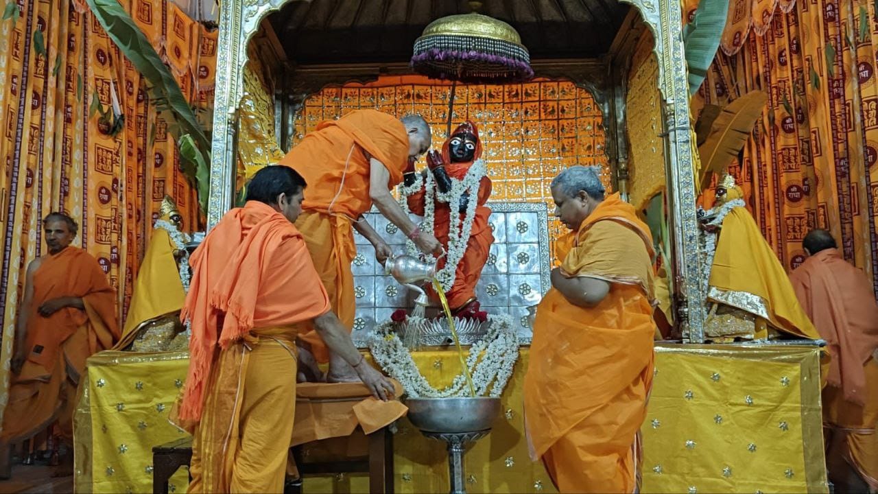 मंदिर महंत अंजन कुमार गोस्वामी ने ठाकुरजी का पंचामृत अभिषेक किया।