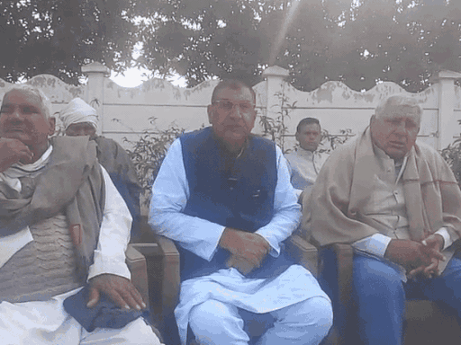 डीघल निवासी पंकज अहलावत के पिता आनंद सिंह अपना पक्ष रखते हुए।