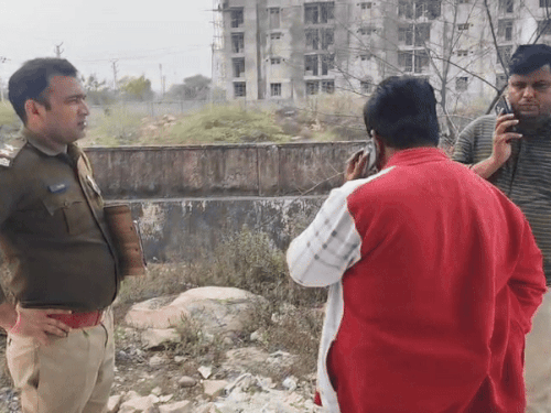 परिजनों से मामले में जानकारी लेता पुलिसकर्मी।