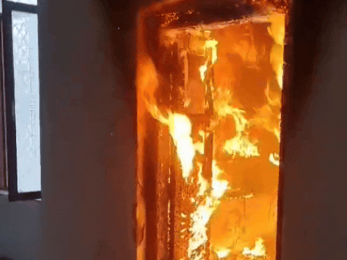 मेरठ के कैंट एरिया में सेंट्रल मैथोडिस्ट चर्च पर शुक्रवार दोपहर बिजली गिरी। इससे यहां स्टोर में आग लग गई।