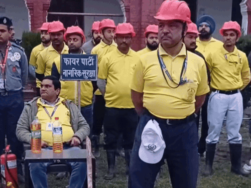 मॉक ड्रिल शुरु होने से पहले तैयार खड़ा एक दस्ता।