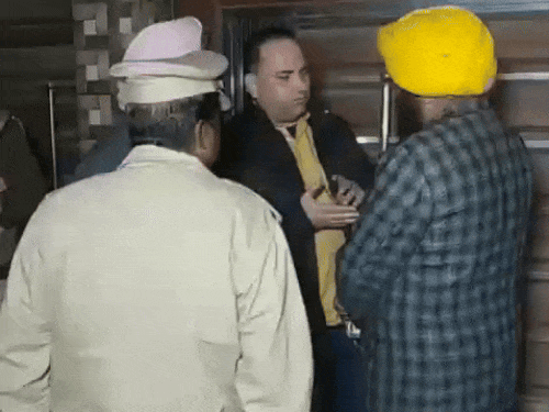 घर के बाहर मौजूद पुलिसकर्मी।