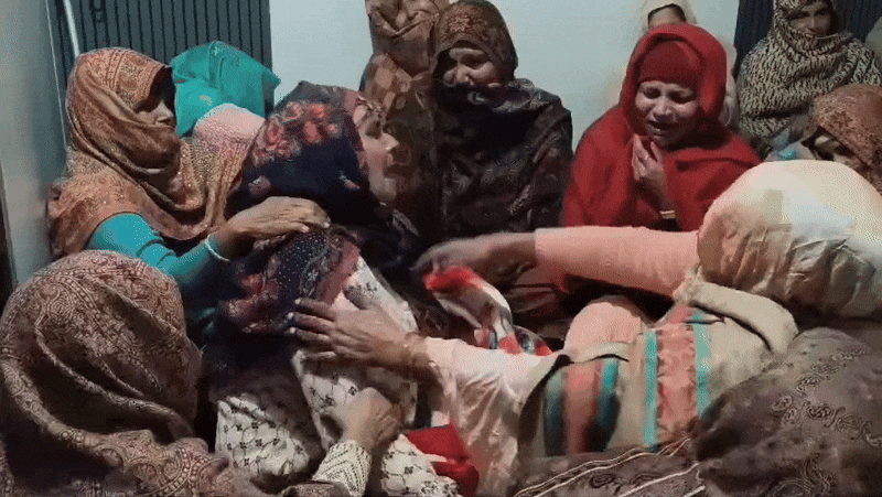 बेटे सुधीर की मौत पर विलाप करती हुई मां।