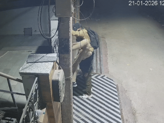 चोर घर में गेट फांदकर अंदर घुसे।