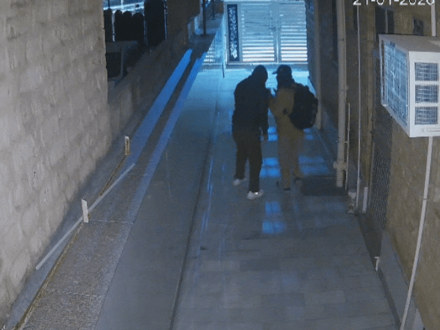 घर में अंदर घुसने के बाद आपस में बात करके वापस जाते हैं।