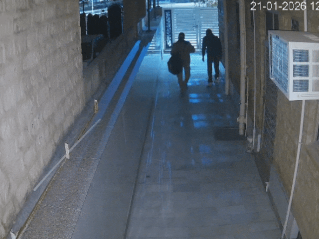 वापस जाने के बाद फिर हाथ में बैग लेकर लौटते हैं।