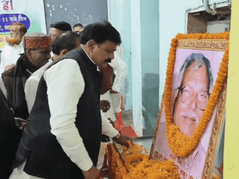 मंत्री जमा खान ने तैल चित्र पर किया पुष्प अर्पित।