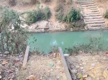 पुलिस टूटने से आवाजाही बंद है।