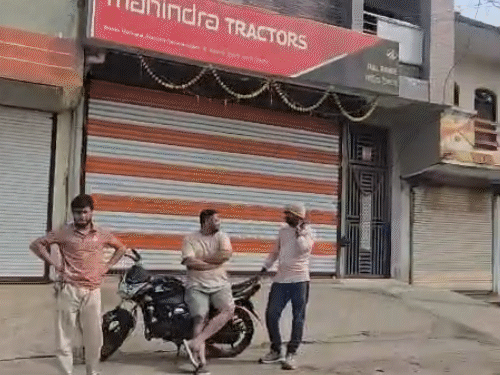 विवाद के बाद शुक्रवार सुबह से तराना के बाजार बंद रहे।