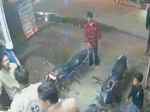 प्रिंस का पीछा कर रहे 15-20 बदमाशों ने उसे स्टूडियो के बाहर घसीटकर जमकर पीटा