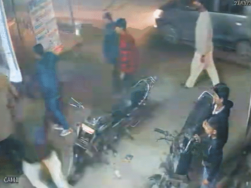 स्टूडियो के बाहर मारपीट करते बदमाश