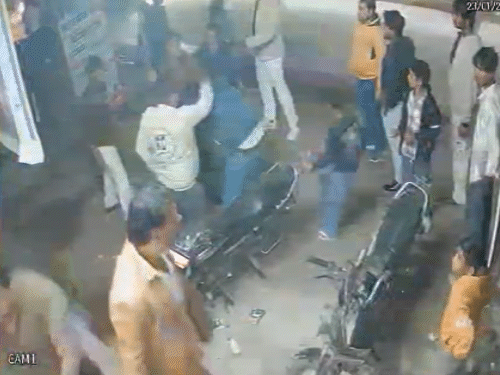 हमले में स्टूडियो संचालक सचिन के सिर में भी गंभीर चोट आई है, सचिन को 9 टांके आए हैं।