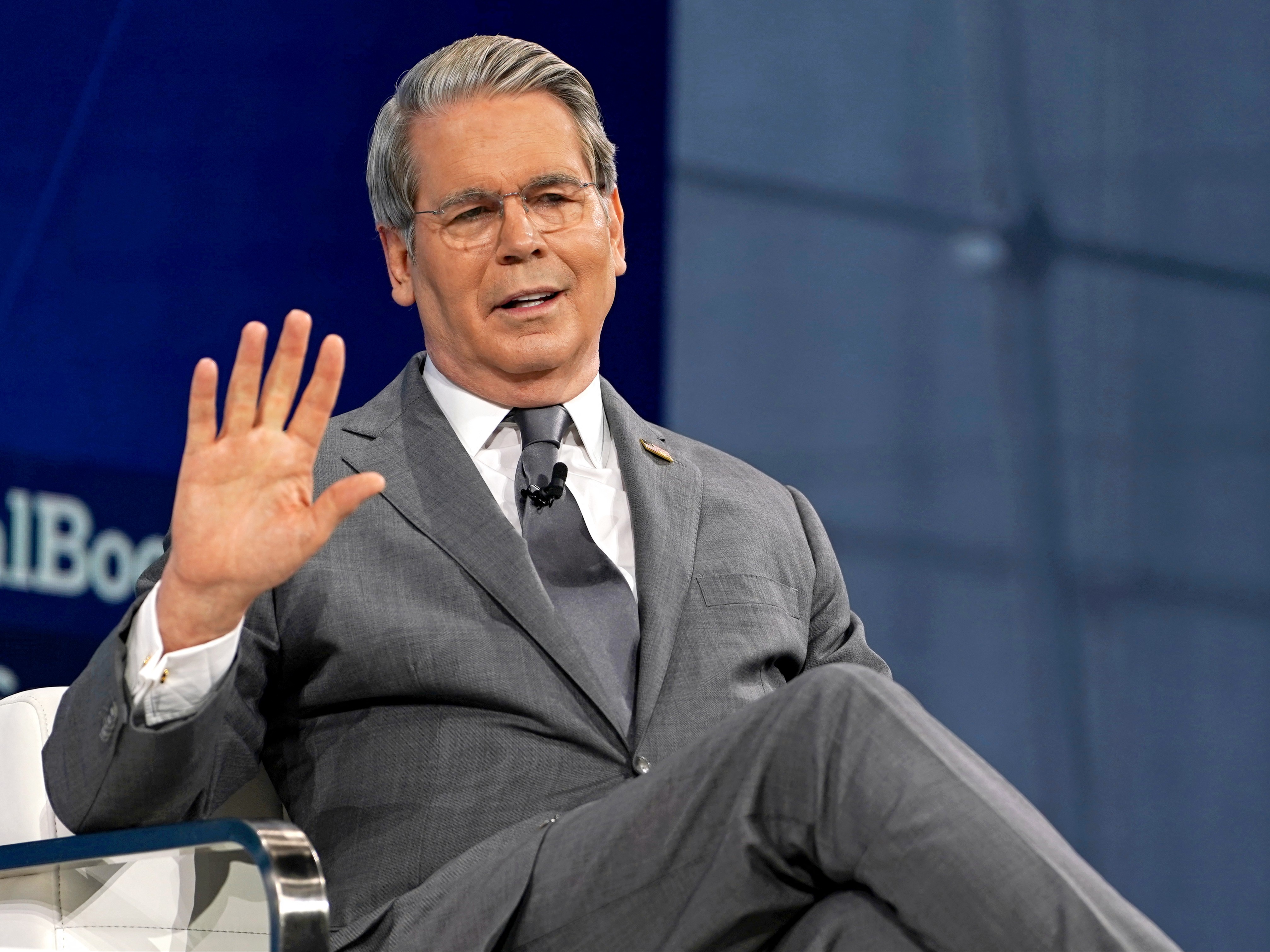 न्यूयॉर्क में न्यूयॉर्क टाइम्स की एक समिट में अमेरिकी वित्त मंत्री स्कॉट बेसेंट। तस्वीर 3 दिसंबर 2025 की है। - Dainik Bhaskar