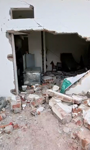 ब्लास्ट इतना तेज था कि घर में लगी खिड़कियां तक बाहर निकल गई।