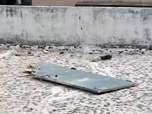 धमाका इतना तेज था कि छत पर लगा दरवाजा भी टूट कर बिखर गया।