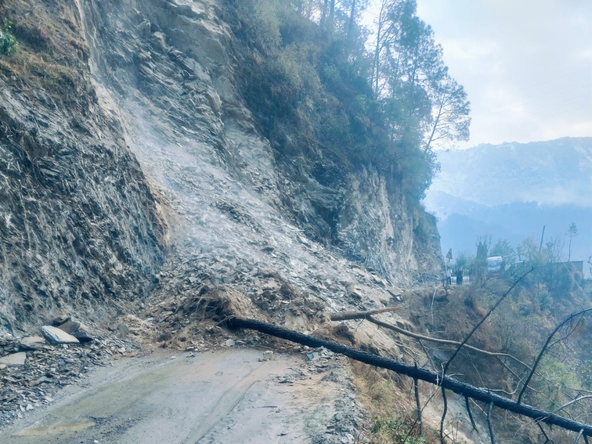 पहाड़ी से गिरे मलबे का दृश्य।