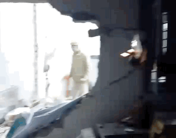 धमाका इतना तेज था कि घर की पूरी दीवार टूट कर गिर गई। गनीमत रही कि परिवार के किसी सदस्य को चोट नहीं आई।