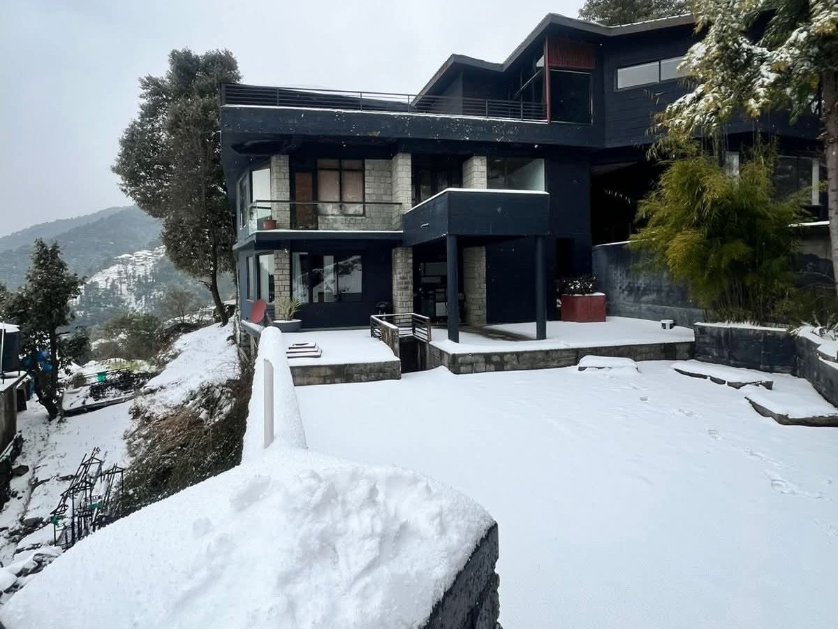 बर्फबारी के कारण चारों ओर सफेद चादर बिछ गई है।