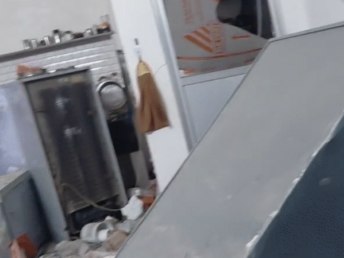 दीवार से सटी अलमारी भी टीवी पर जा गिरी। घर की दीवारों में भी दरारें आ गई है।