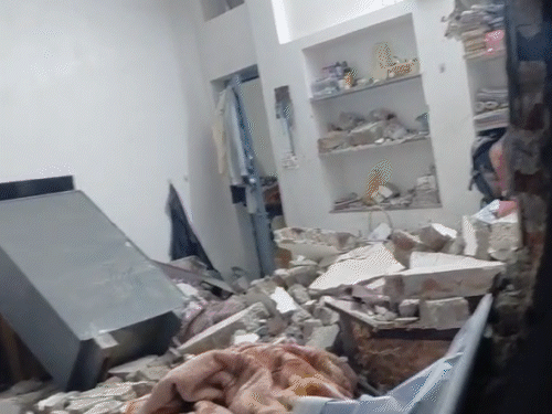 धमाके बाद कमरे में फैला मलबा। इस हादसे में रसोई का सारा सामान भी बिखर गया था।