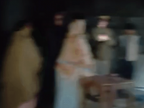 घटना की जानकारी मिलने के बाद पुलिस मौके पर पहुंची। पड़ोसियों ने परिवार को बाहर निकाला था।