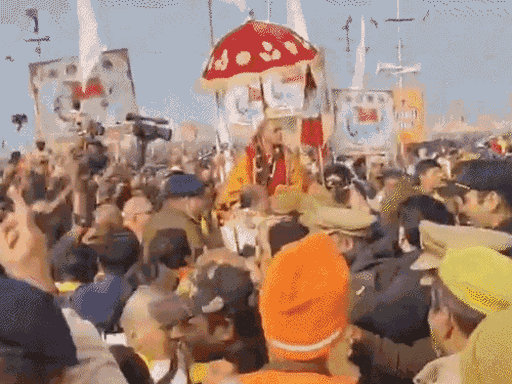 मौनी अमावस्या पर प्रयागराज में शंकराचार्य अविमुक्तेश्वरानंद के साथ विवाद हो गया था।