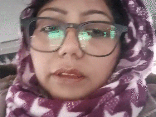 मनाली में पूरी रात गाड़ी में बिताने के बाद रेस्क्यू की अपील करते हुए दिल्ली की टूरिस्ट।