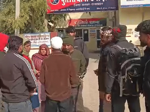 फोटो-स्टूडियो में तोडफ़ोड़ करने वाले आरोपियों के खिलाफ थाने पहुंचे पीड़ित के परिजन