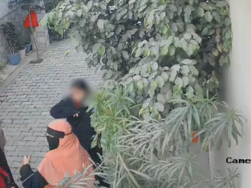 लड़कियां गली में देखती रहती हैं कि कोई आ न जाए, तभी किसी के आने से वह आगे बढ़ जाती हैं।