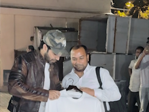 વરુણ ધવને ફેન સાથે તસવીર ખેંચાવી.