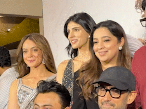 'બોર્ડર 2' ની ટીમ તસવીરો ક્લિક કરાવતી.