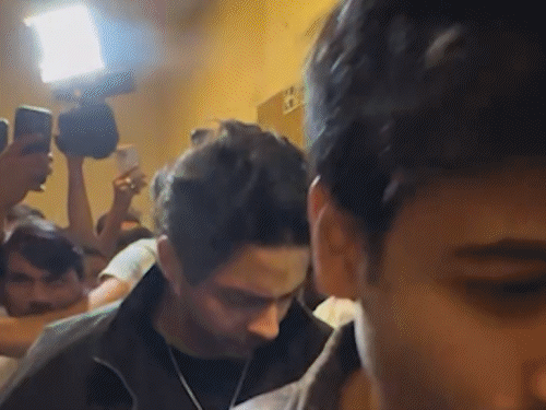 ઇવેન્ટમાં આર્યન ખાનની એન્ટ્રીએ બધાનું ધ્યાન ખેંચ્યું.