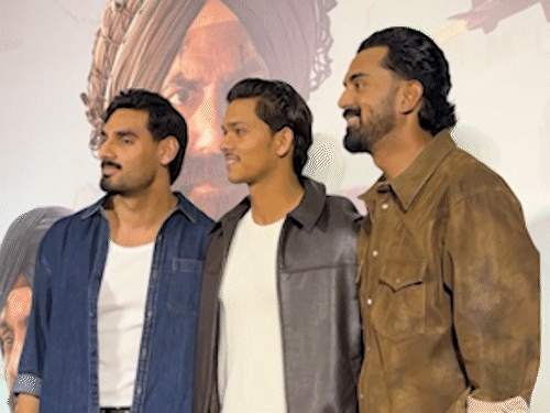 અહાન શેટ્ટી, ક્રિકેટર યશસ્વી જયસ્વાલ અને કેએલ રાહુલ એકસાથે પોઝ આપતા.