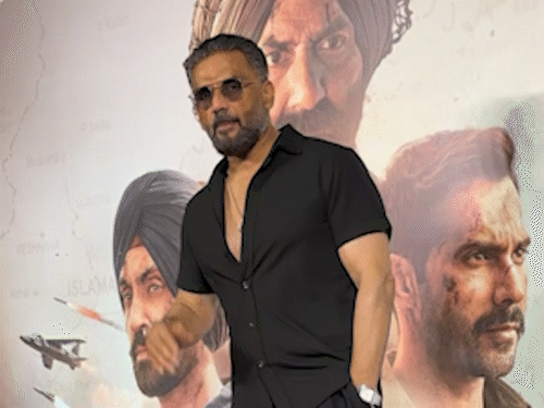 ઇવેન્ટમાં એક્ટર સુનીલ શેટ્ટી સ્ટાઇલિશ અંદાજમાં દેખાયા.