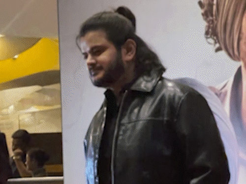 સિંગર વિશાલ મિશ્રા બ્લેક જેકેટમાં જોવા મળ્યા.