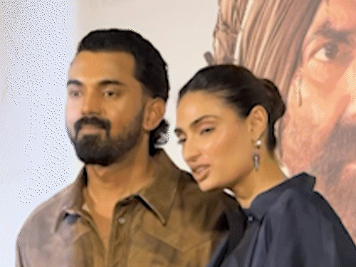 ઇવેન્ટમાં કેએલ રાહુલ બ્રાઉન આઉટફિટમાં અને અથિયા શેટ્ટી ડાર્ક આઉટફિટમાં જોવા મળ્યા.